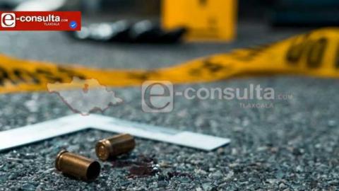 Balacera tras persecución en Santa Cruz; delincuentes huyen y abandonan patrulla falsa