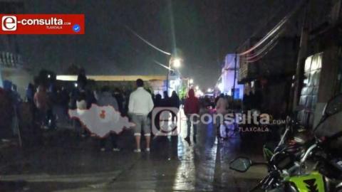 Vecinos de Tepetitla detienen a presunto ladrón y se registra enfrentamiento con policías