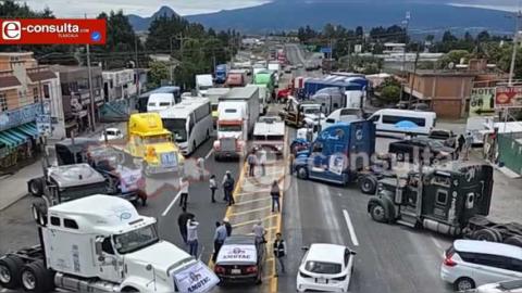 Transportistas paralizan la circulación vehicular en la Y griega; Tlaxcala se vuelve un caos