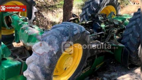 Campesino muere aplastado con el peso de su mismo tractor, en Nanacamilpa