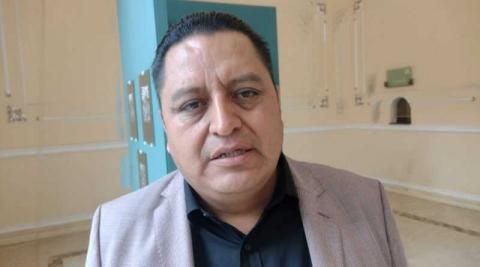 Alcalde de Teolocholco les tiende la mano a abuelitos para corregir actas de nacimiento