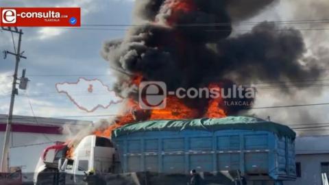 Aparatoso choque provoca incendio de autobús y tráiler en Huamantla