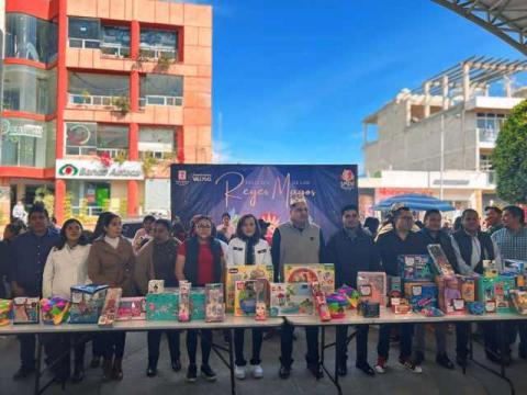 Entrega alcalde de Teolocholco juguetes a los niños por Día de Reyes