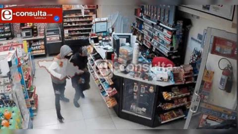 Malandros asaltan con arma de fuego un OXXO de Chiautempan; se lloraban mil pesos