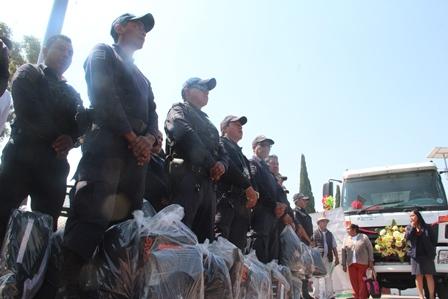 Alcalde mejora imagen de 35 policías entregándoles uniformes imagen 2