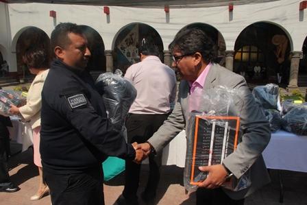 Alcalde mejora imagen de 35 policías entregándoles uniformes imagen 1