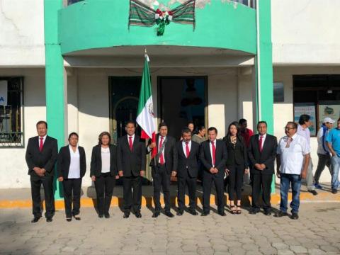 Alcalde de Papalotla coloca bandos solemnes de fiestas patrias imagen 1