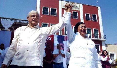 Promete AMLO a maestros tlaxcaltecas cancelar Reforma Educativa