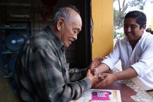Espacios dignos para adultos mayores propone Eymard Grande