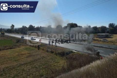Cierran autopista para exigir obras a Eymard Grande en Panotla imagen 3