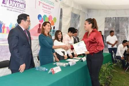 Diputada entrega constancias del séptimo parlamento juvenil imagen 2