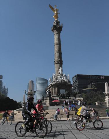 El ángel cela Independencia observa a los paseantes en bicicleta El ángel cela Independencia observa a los paseantes en bicicleta