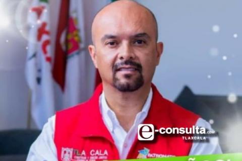 Presume chaleco del gobierno estatal mientras toma cargo sin importancia en el PRI