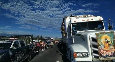 Vehículo particular arrolla a un grupo de peregrinos de Tequexquitla
