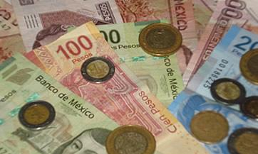 Salen a la defensa del peso para evitar que siga su devaluación