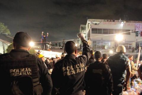 Continúan las labores para rescatar a personas atrapadas en los escombros imagen 5