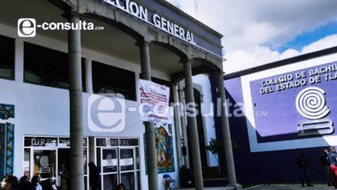 Trabajadores administrativos del COBAT realizaron paro laboral para pedir aumento salarial
