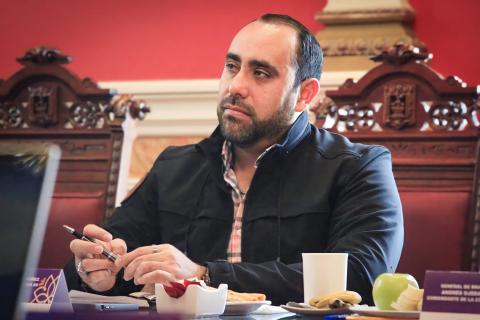 Policías portan uniformes viejos y rotos por culpa de funcionario incompetente