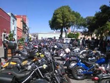 Policías ahuyentan turismo y se dan empujones con motociclistas