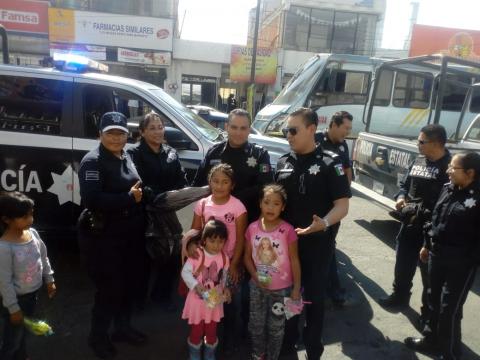 Policías Estatales regalan juguetes a niños por día de Reyes