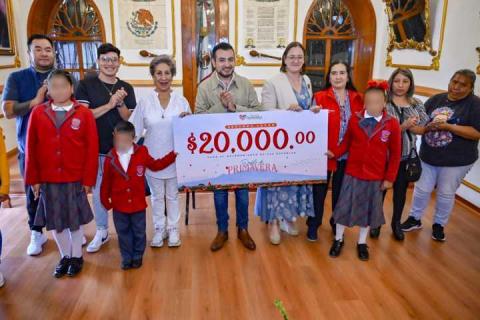El Presidente Salvador Santos Cedillo entregó cheques a escuelas ganadoras del concurso desfile de primavera imagen 4
