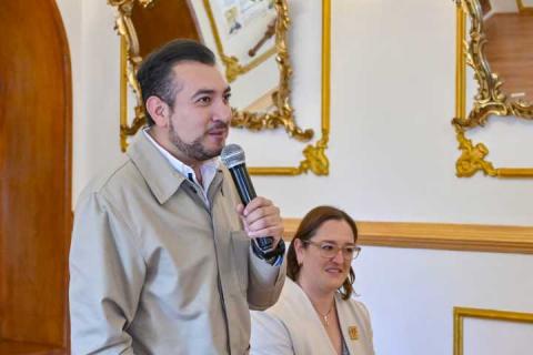 El Presidente Salvador Santos Cedillo entregó cheques a escuelas ganadoras del concurso desfile de primavera imagen 1