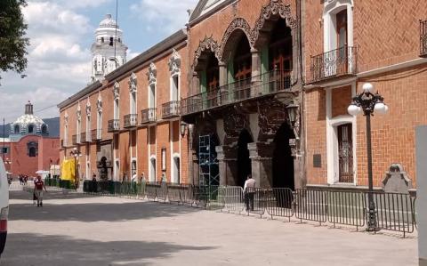 Funcionaria prepotente presume influencias para hostigar a empleados