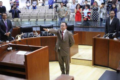 Además de copión resultaría golpeador el presidente de Derechos Humanos