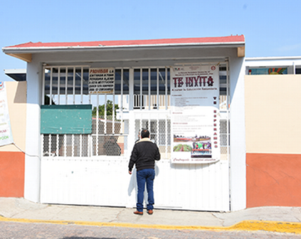 Dejan padres de familia afuera a director en Acuamanala imagen 1
