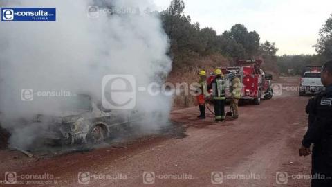 Falla mecánica provoca incendio de auto en Tetla; no hubo lesionados
