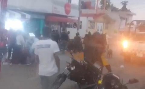 Retienen vecinos de Tenancingo a personas sospechosas y los agreden a golp3s