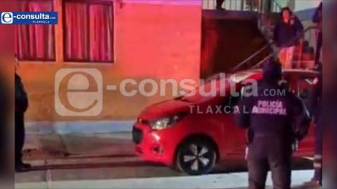 Movilización Policíaca en Panotla para detener a presunto agresor de arma blanca; atropelló a un policía