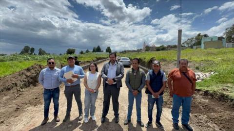 Inicia construcción de pavimento con adoquín en la calle 21 de Marzo en Tzompantepec