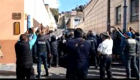 Granaderos agarran a cocolazos a afiliados a la plataforma Pronto