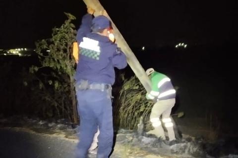 Libera Protección Civil de Huamantla vialidades de cables y postes