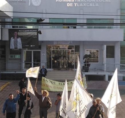 Campesinos protestan ante el SAT por mal gobierno de AMLO