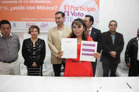 La candidata Alejandra Ramírez firma la iniciativa “tres de tres”