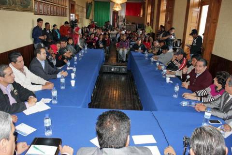 Propicia VHR dialogo entre Directivos y ex trabajadores de Calzado Sandak imagen 4