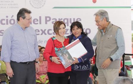 Entrega Rosario Robles a Anabell Ávalos Atlas de Riesgos imagen 1