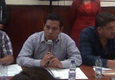 Quiere cuestionar a AMLO y acaban al diputado barman