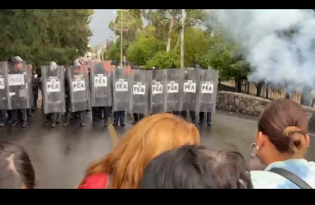 VIDEO: Gobierno lorenista reprime a sindicalizados con gases y macanas