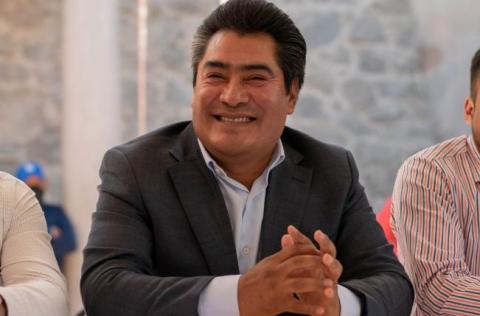 Viejo ridículo, le gritan al presidente de Zacatelco durante la feria del pan con helado