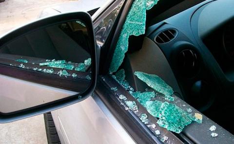 Hurtan desconocidos camioneta estacionada en San Pablo del Monte