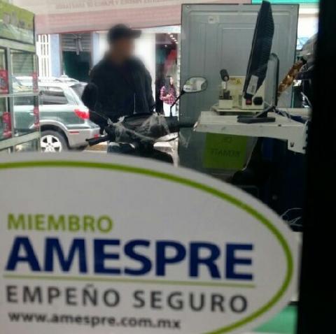 Ladrón dispara contra mujer y vidrio blindado la salva