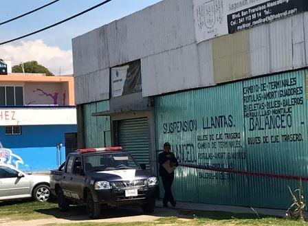 Ladrones hacen boquete para robar taller mecánico en Tetla imagen 1