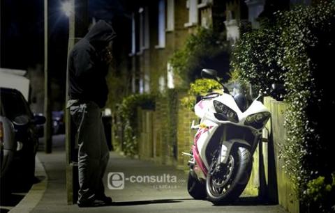 Hurtan moto del interior de domicilio en Tetla