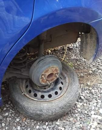Banda de roba llantas ahora golpea en autos de Acuitlapilco
