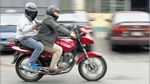 Pistoleros atracan a motociclista en Apetatitlán