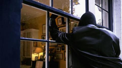 Delincuentes roban casas habitación y amagan con armas a los dueños