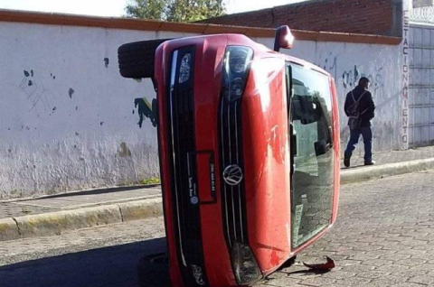 Colectiva embiste y vuelca a automóvil que se pasó semáforo en rojo
